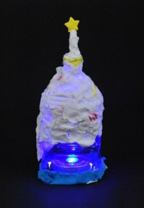 思いがけずユニークな形。ライトを点灯すると粘土の隙間からきれいな光が…