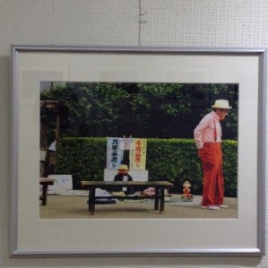 写真の中の出来事が気になる作品です。構図もまるで絵のよう。