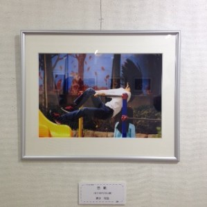 何気ない鉄棒遊びから、インパクトのある瞬間をとらえています。