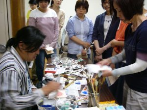 講師のマオさんが刷り方を実演してくれました。同じ版でも、刷り方ひとつで全く違う作品に。