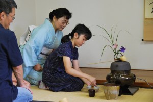 ただお湯を汲むだけなのですが、きれいな動作で行うのは至難の業。