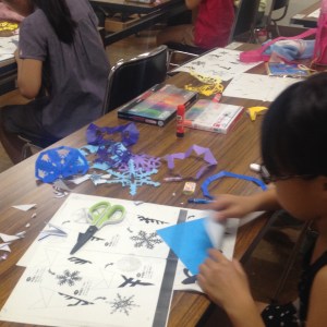 次から次へと紙を切っていく子どもたち。切り抜かれた紙も、後から利用します。