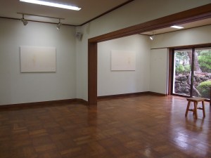 織間さんは白を基調とした油彩画の作品を制作しています。遠くから見ると抽象画のように見えますが