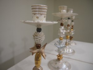 高橋朋子さんは、北海道で生まれ、沖縄の大学で陶芸を学び、千葉で開窯という経歴を持つ陶芸家です。海や山の自然をモチーフにした白磁のうつわや小物を制作しています。こちらの作品は＜うみやまの燭台＞サンゴや松ぼっくりなどを思わせる抽象化された形が素敵です。