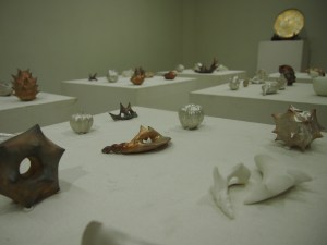 今回のメインは51点の作品群＜うみやまproducts＞最初から形を決めずに、手で捏ねながら一つ一つ自然と形作っていったそうです。どれも穴やくぼみがあり、花器などにも使用できます。ちなみに金属見えるものは、陶器に銀彩したもの。