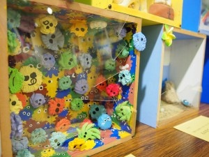 何かが増殖し、箱を突き破り溢れてきています。とても挑戦的な作品。