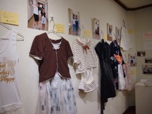 みつわ台中学校では、古着を、新しいイメージの服に作りかえるという制作活動を展示しました。校内でファッションショーも行ったそうです。
