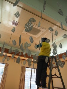 展示作業中の西岡さん